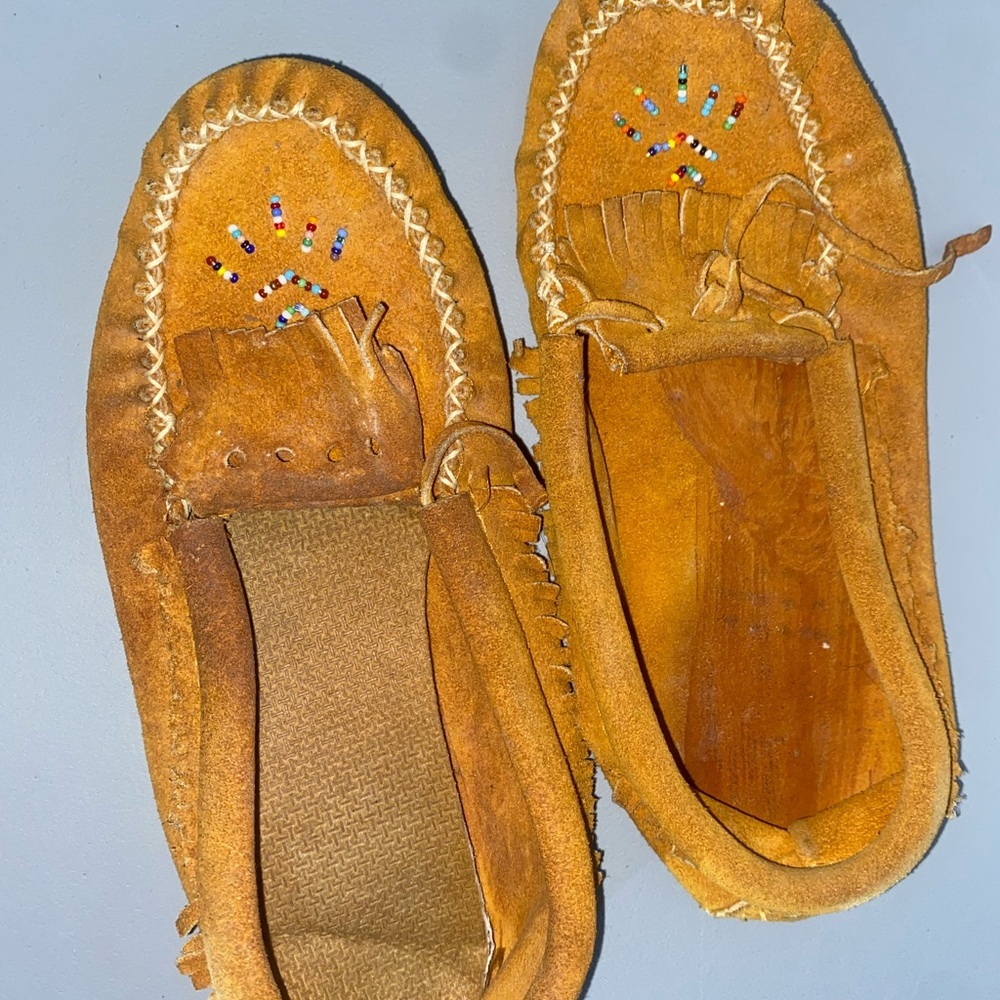 Indian Native Tan Beaded Moccasins Ladies size 7 Multicolor Art - Picture 4 of 11
